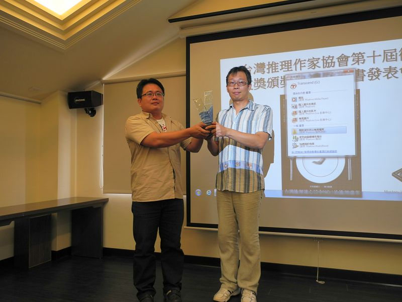 台灣推理作家協會第11屆徵文獎金年由陳惠文（左）的《舉手之勞的正義》獲得首獎。圖:劉芮菁/攝。   