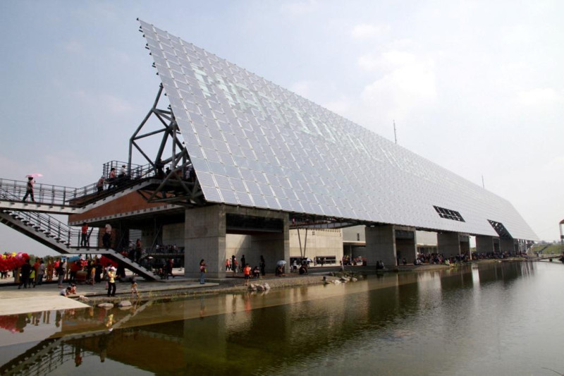 臺史博館區的設計，係涵蓋一面光電雲牆，是以環保先進科技與土地自然共生的融合。圖片來源:台南市府提供。   