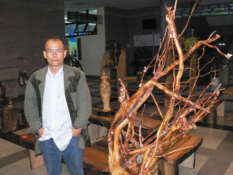 屏東縣政府中庭近期展示由前「健美先生」王章維所創作的各種漂流木製成的作品及家具。圖片來源：屏東縣政府提供。   