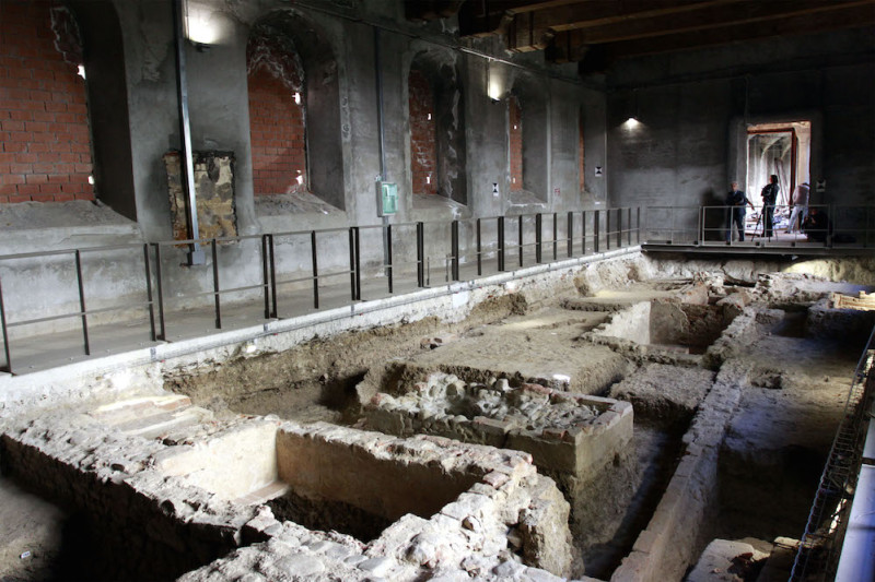義大利考古學團隊在佛羅倫斯的聖奧索拉修道院發挖出3具女性骸骨，經過專家用碳質測試後，證實骸骨生前正處於「蒙娜麗莎」的年代，並相信其中一具就是「蒙娜麗莎」。圖片來源：達志影像/美聯社   