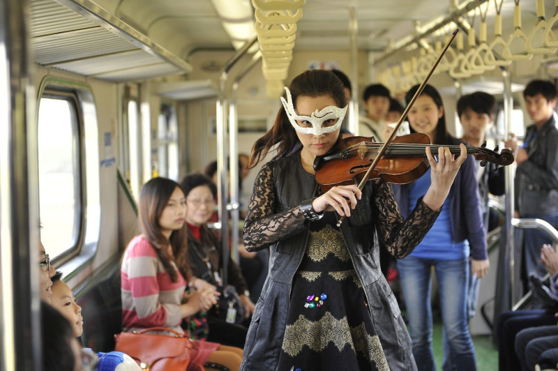 在《愛琳娜》的中後段，女主角化身為蒙面女俠在火車上表演，以手中的小提琴為武器，回擊對社會的不滿與壓迫。圖：好台電影公司提供   