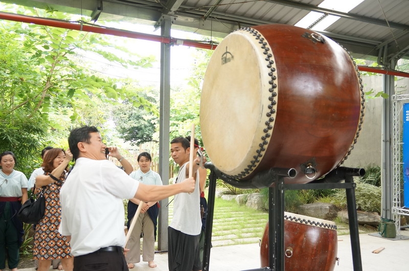 高雄市觀光局長許傳盛臂力驚人，以114.9分貝的擊鼓音量震撼全場，他自我調侃的說，「打鼓不是很容易，還要有節奏和體力」。圖片來源：高雄市觀光局   