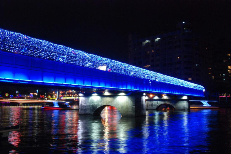 高雄燈會中的鐵道橋燈飾。圖片來源：高雄市觀光局提供   
