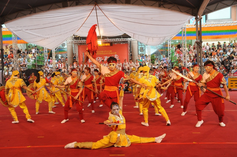 上屆冠軍台灣戲曲學院，精益求精，不斷突破創新，不止演繹中國戲劇，更深耕台灣草根戲曲，在道具製作與陣式演練上，都下苦功研究，獲得評審一致好評。來源：高雄市觀光局   