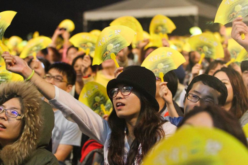 高雄228草地音樂會，全場超過萬人的觀眾隨著《撐起雨傘》的歌曲，熱情搖晃手中的小雨傘扇子。圖2之1:翻攝自高雄春天藝術節臉書   