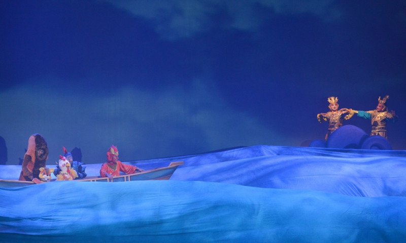 《順風耳的新香爐》利用舞台燈光、影像特效製造海浪風筒，帶給觀眾視覺震撼。圖：高雄文化局提供   