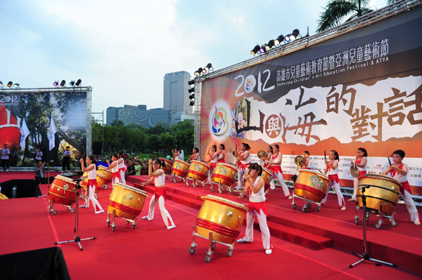 高雄兒童藝術節在茄萣國小震天價響的鑼鼓聲中揭幕，乘著晚風，展開一場「山與海的對話」。來源：高雄市政府   