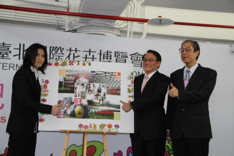歌手蕭敬騰(圖左)、台北市副市長邱文祥(圖右二)與花博總製作丁錫鏞(圖右一）共同宣佈流行花博音樂祭開鑼。圖片提供：花博營運總部   