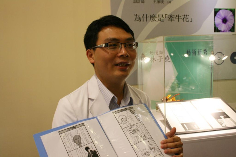 筆名「雷亞」的林子堯除了出版過3本醫學專書以外，「醫院也瘋狂」則是他第1本出版的漫畫。圖:林良齊攝影   
