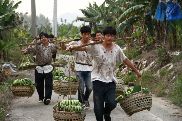 電影「我不窮，我只是沒錢」是描寫旗山蕉農憑著一雙手打出一片天。圖為電影劇照。   