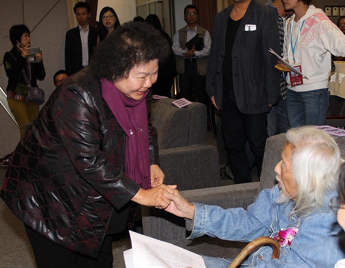 高雄市長陳菊今(26)晚出席《革命進行式》試映會，與高齡97歲的史明敘舊，感佩他對台灣民主的貢獻。圖：高雄市政府提供   