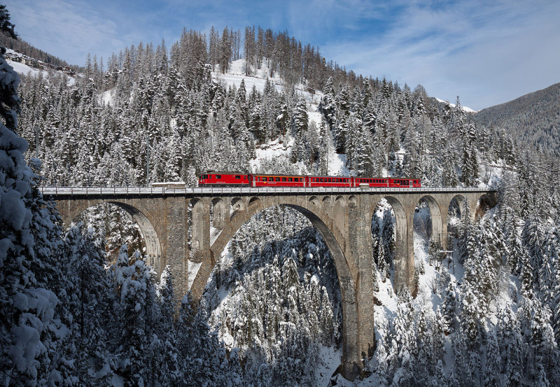 由全球各地維基社群共同發起籌辦的「維基愛古蹟」攝影比賽，是金氏世界紀錄認證的全球最大攝影賽事，首獎作品為瑞士Wiesen Viaduct鐵橋。圖片3-2來源：中華民國維基媒體協會提供，Kabelleger/David Gubler/攝。   