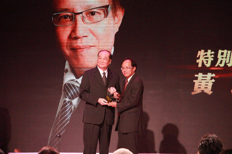 文化部長洪孟啟（左）4日將「特別貢獻獎」頒發予現任「尖端出版社」的首席執行長黃鎮隆。圖：劉彥彤/攝   