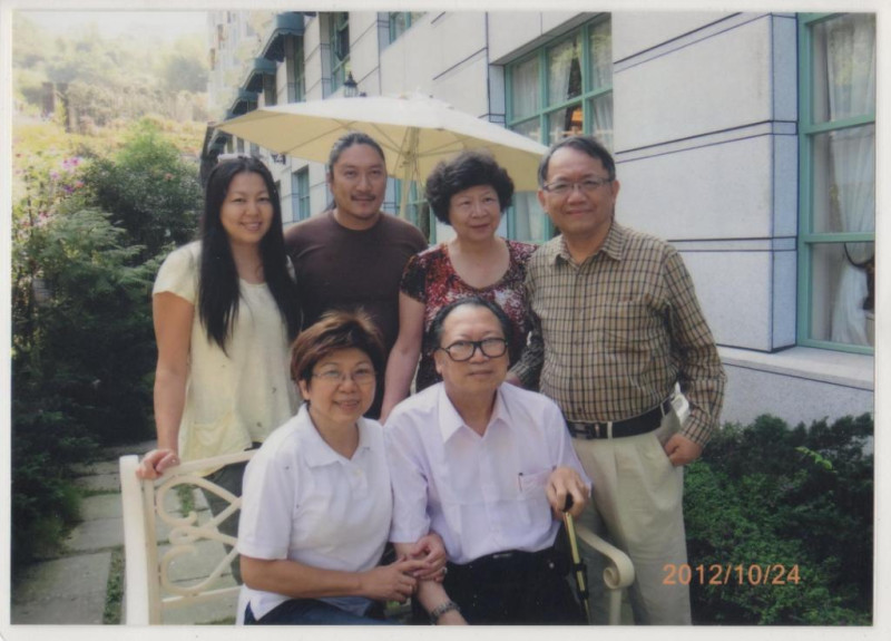 圖為作曲家蕭泰然於2012年底攝於南投米堤大飯店。前排左起：蕭泰然基金會董事長陳秀麗、蕭泰然。後排左起：蕭泰然二公子伉儷、Stephen&Crystine、胞妹蕭美媛(聲樂家)、米堤大飯店總經理李麗裕。圖:財團法人蕭泰然文教基金會提供   