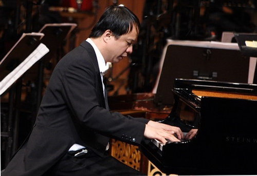 享有「天使手指」之譽的陳瑞斌，此次受邀回台與東西方鋼琴好手同台競技經典鋼琴四重奏，挑戰高難度演出。圖片來源:綺想室內樂團提供   