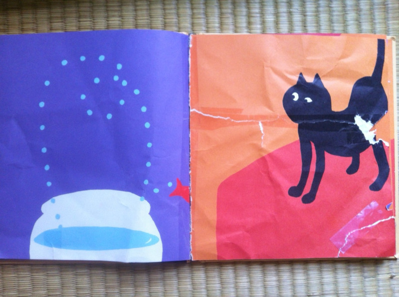 繪本《金魚與貓》，內容完全無字，顏色鮮豔，圖樣簡潔有童趣，一個很簡單的事件與場景。圖:謝一麟/攝   