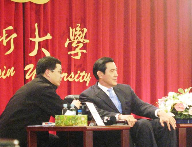 國民黨總統候選人馬英九今（15）日出席「開啟文化元年：文化界提問」座談會前，與幕僚羅智強一起看著台前讀稿機的角度是否妥適。圖：林朝億/攝影   