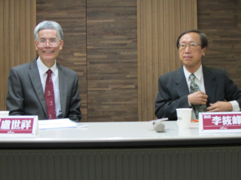 資深媒體人盧世祥（左）28日發表新書《多桑的世代》，並與台北教育大學歷史系教授李筱峰座談。圖：林朝億/攝   