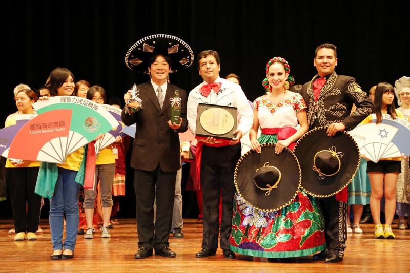 台南市長賴清德戴上墨西哥傳統帽子歡迎墨西哥表演團隊來台演出。圖：黃博郎/攝。   