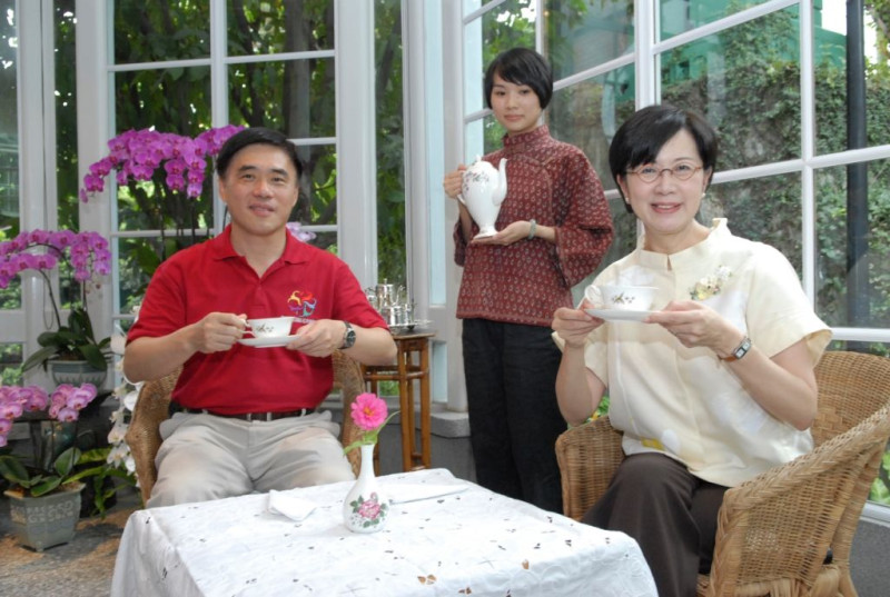 台北市長郝龍斌（左）和故事館總監陳國慈（右）24日邀民眾先至線上花博體驗虛擬的百年前富豪生活。圖片來源：花博營運總部   