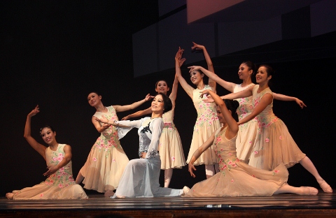 獲高雄文藝獎的舞蹈家李慧美在頒獎典禮上，也親自上場作舞蹈演出。圖片來源：高雄市政府。   