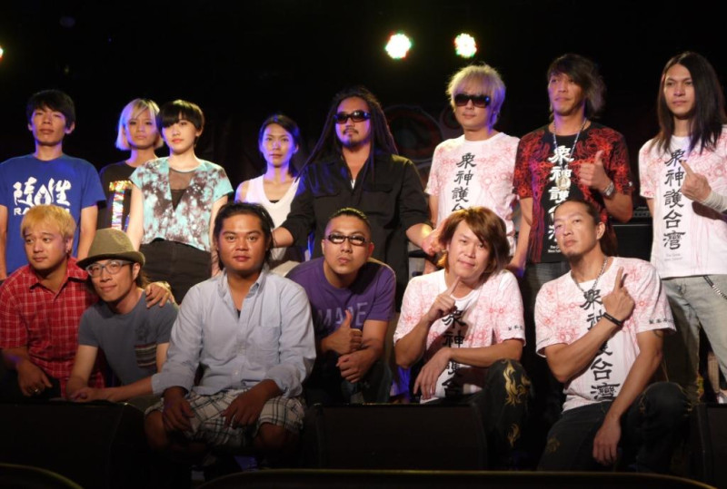 即將代表台灣參加日本最大音樂祭Summer Sonic的樂團MATZKA、董事長樂團、Tizzy bac、Go chic和隨性樂團，今(29)出席行前記者會。圖：陳亭羽／攝   