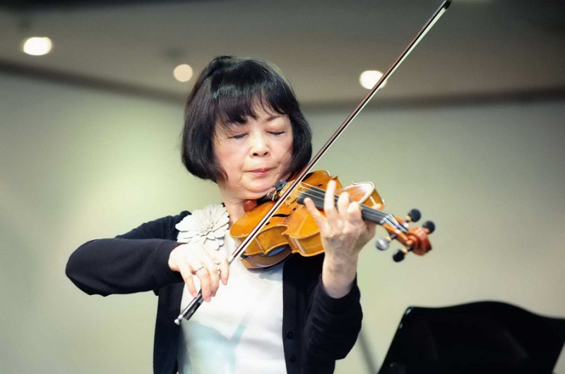 日本小提琴製作大師中澤宗幸的夫人中澤君子，親自以漂流木製作的提琴演奏。圖：高雄市政府   