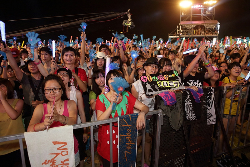 台灣搖滾天團「五月天」現身壓軸，全場樂迷尖叫聲不斷。圖片2-2來源：陳冠廷/攝。&nbsp;&nbsp;&nbsp;