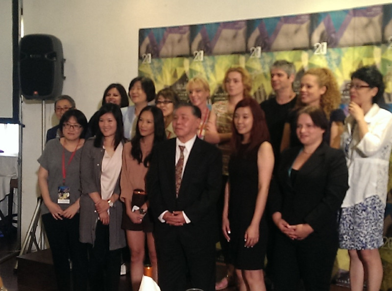 影展總監羅佩嘉(前排左二)表示，今年台灣國際女性影展除了7個單元導讀講座、10天內也將播放來自法、俄、德、美、以色列、柬埔寨及北歐各國等30多個國家的90部影片。圖：莊崇暉/攝   