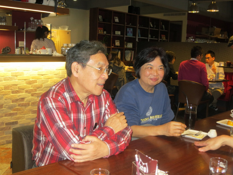陳婉真與前南投縣長彭百顯11日在慕哲咖啡廳坐在一起。圖：林朝億/攝影   