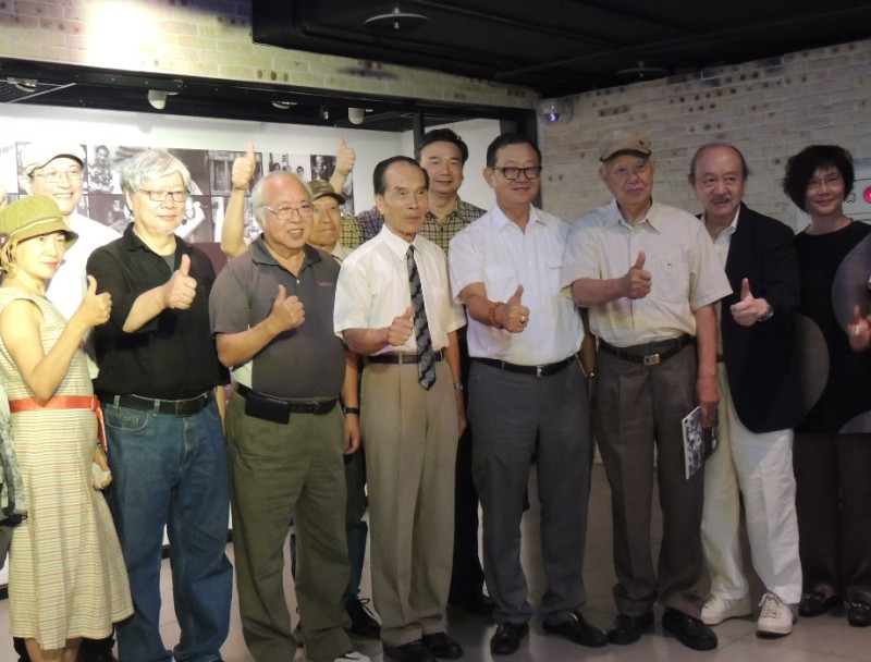 台灣土地開發集團慶祝50週年，宣布「台灣50現代畫展」第2檔隆重開幕，由台開董事長邱復生，以及藝術家何肇衢、李錫奇、顧重光等人共同發起，向台灣藝術家致敬。圖：林怡嫺/攝   