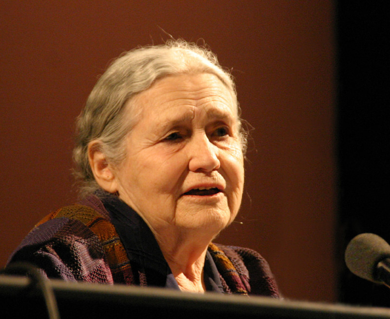 因書寫女性解放問題等主題獲得諾貝爾文學獎桂冠殊榮的英國女作家萊辛辭世，享年94歲。圖為2006年萊辛於德國科隆文學藝術季。圖片來源：維基共享資源CC授權，Elke Wetzig/攝。   