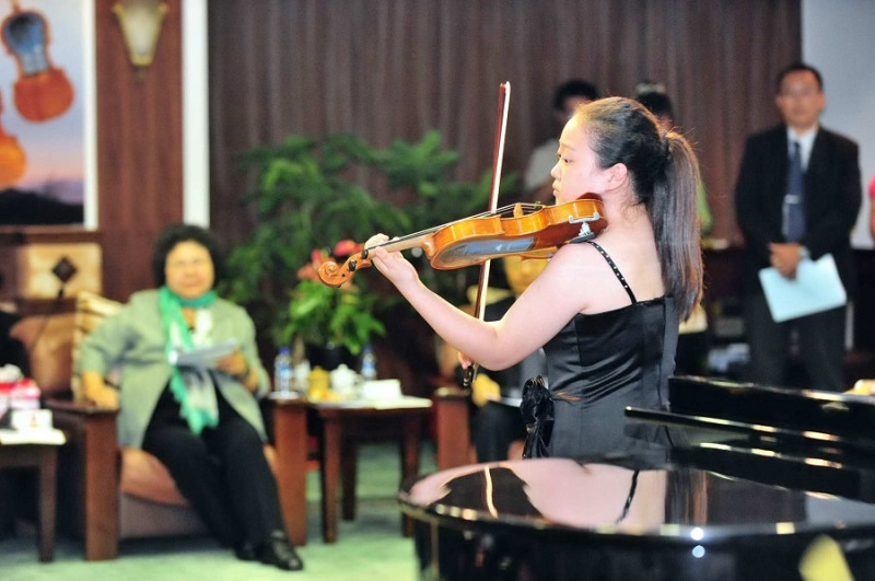 日本小提琴製作大師中澤宗幸以漂流木製作的小提琴，7日在高雄市政府舉行一場交流音樂會，讓台日兩國人民的情誼在音樂交流中提升價值，綻放光芒。圖：高雄市政府   