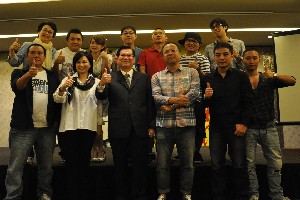 2010韓國釜山影展將於明（7）日至15日舉行，共有12部台灣電影入選參展，圖為行前記者會留影。圖片來源：新聞局   