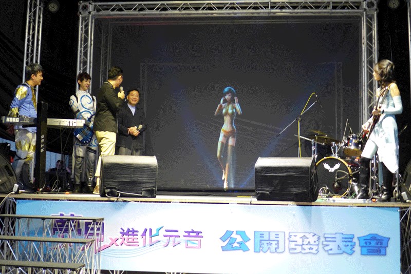 《夢見》中主角Mida與台中副市長為「台中動、漫、力」互動，並以浮空投影表演歌唱。圖:穀得電影提供   