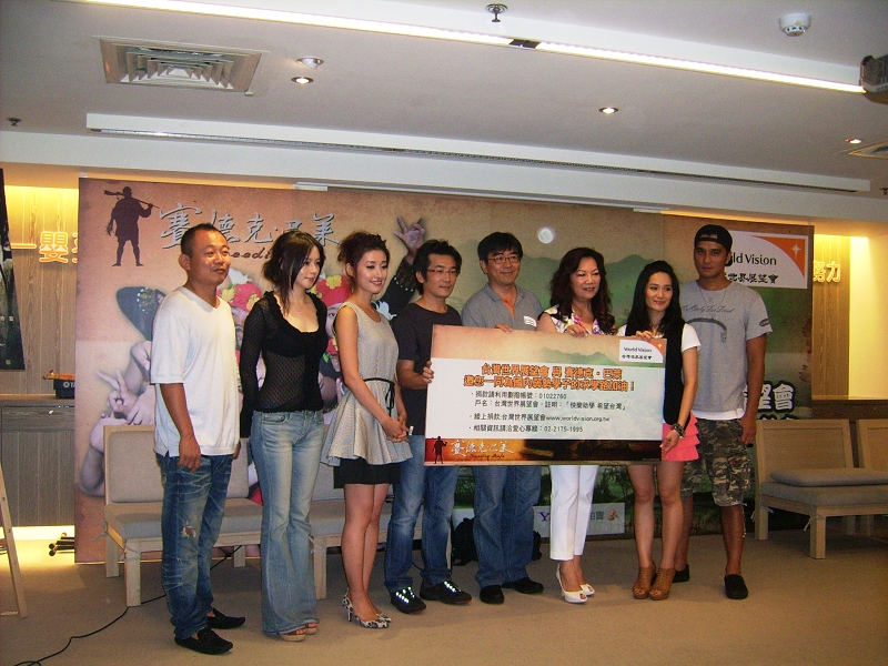 魏德聖率《賽》劇演員徐若瑄、田中千繪、鄭志偉、馬志翔等人一起為「愛助原住民貧童上學」宣傳，希望原住民貧童都能得到好的教育。圖片：符芳碩/攝&nbsp;&nbsp;&nbsp;