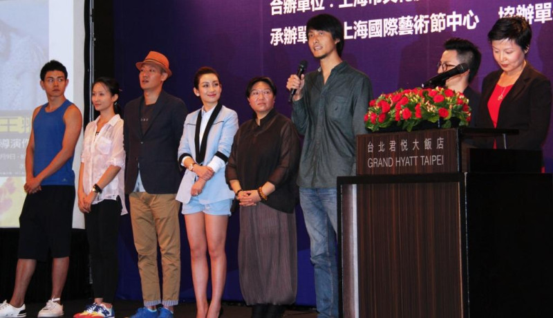 今晚將在國家戲劇院演出的「青蛇」劇組也出席「上海台北雙城同慶藝術節交流活動」，一同歡慶。 圖：黃朝郁/攝   