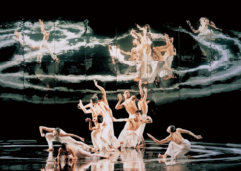雲門舞作《水月》舞作，音符淌洩與水流彷彿合流淹漫了台上的舞者與台下的觀眾，悠遠靜謐，美不勝收。圖：高雄市文化局提供   