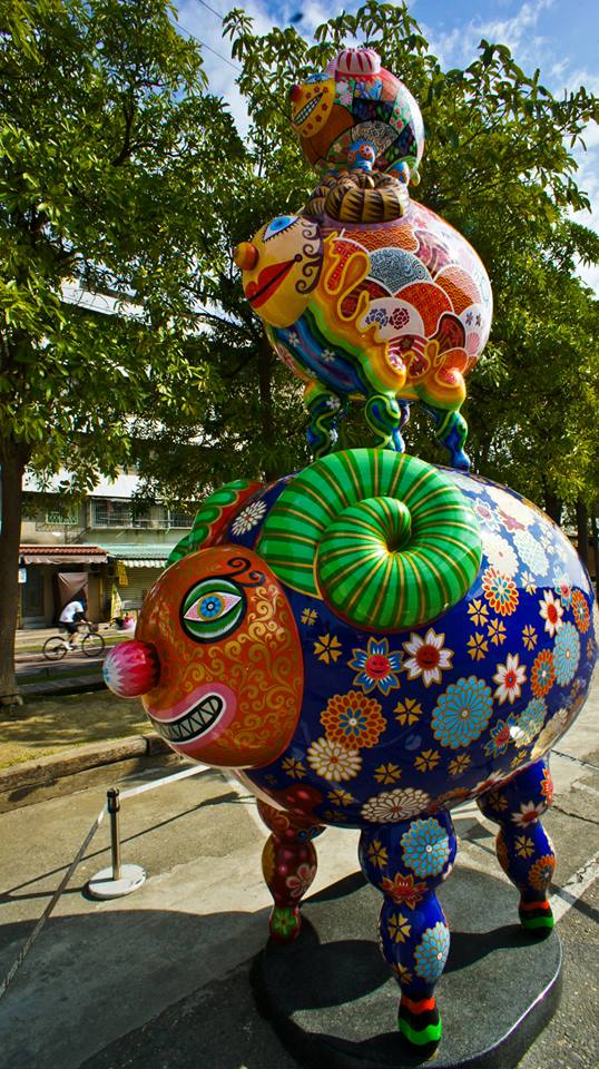 首屆「FORMOSA雕塑雙年展」近50件作品造型逗趣，色彩鮮艷，而沿著駁二特區水岸舖陳開來，平添水岸景緻。7圖3-2：高雄市文化局&nbsp;&nbsp;&nbsp;