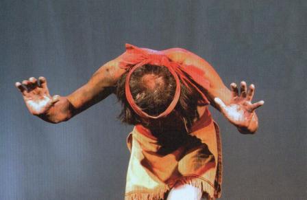 「老人家在部落歌舞的自然韻率與節奏，不是學院的學生能夠學得；在觀光式的表演，亦體驗不到這種力量。－都蘭山劇團團長　希巨蘇飛」圖片來源:都蘭山劇團提供   