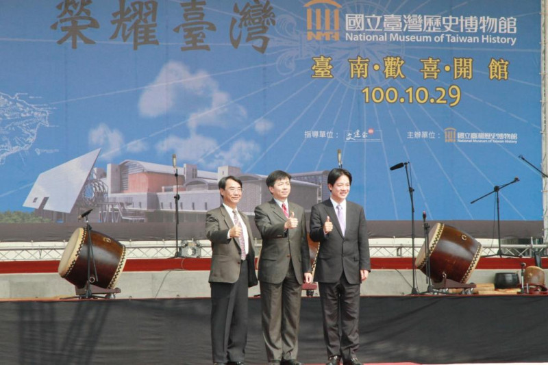 台南市長賴清德(右一)、文建會主委盛治仁(右二)共同參加國立台灣歷史博物館開幕典禮。圖片來源:台南市府提供。   