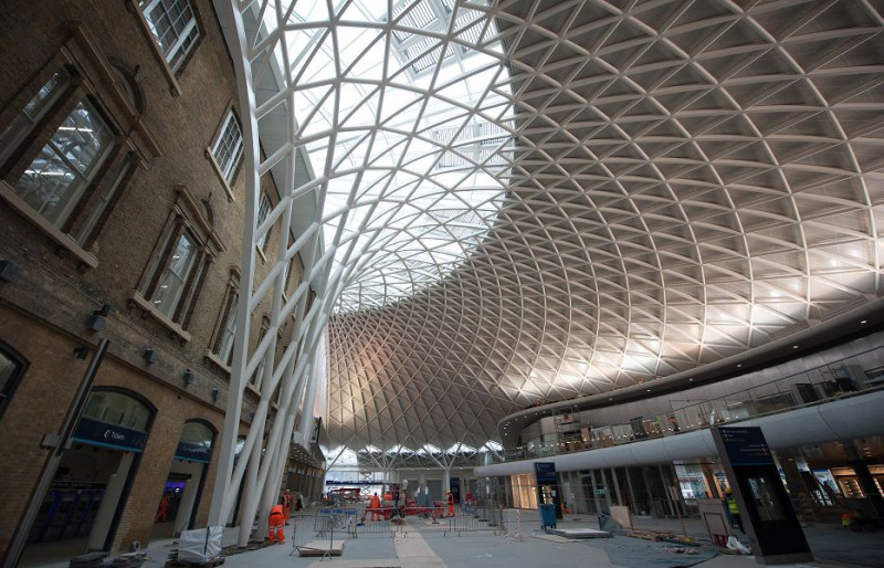 英國倫敦國王十字火車站，14日完成160年來最大的改建工程。圖片來源：達志影像/路透社。   
