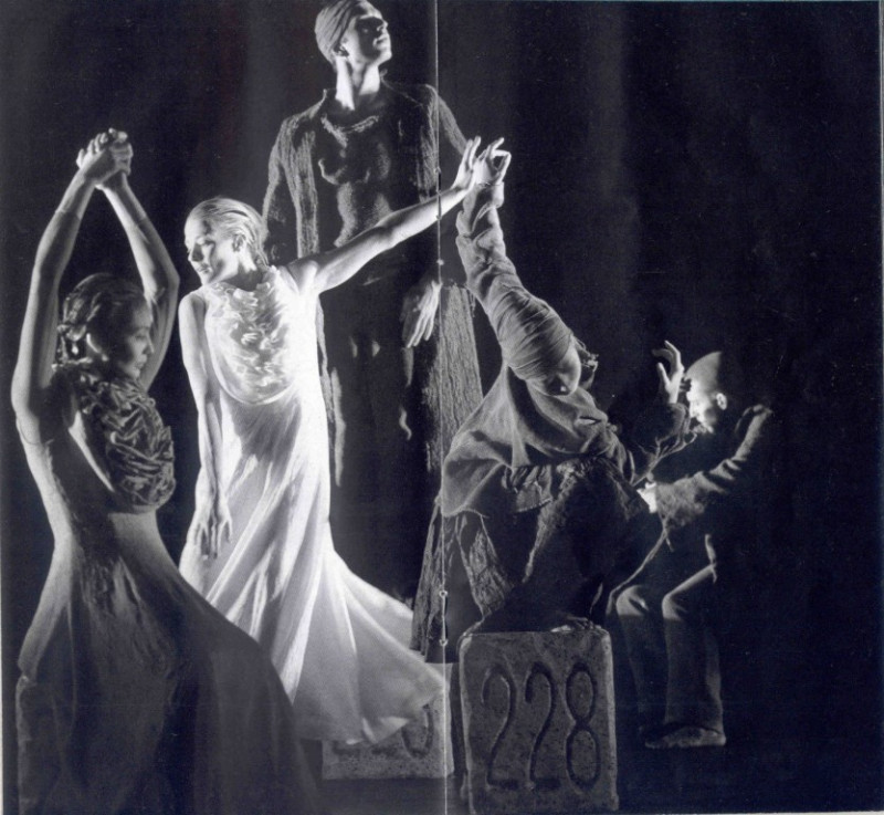 以李昂的228小說《彩妝血祭》為構想，改編成舞劇的《新娘妝》，是林美虹作品首度結合台灣文化元素的重要作品。圖片來源:陳銘城提供。   