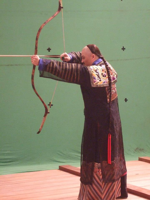 飾演閩浙提督李長庚的演員手持清弓，以清代的射箭姿勢進行射擊。與圖片來源：飛雲射術俱樂部提供   