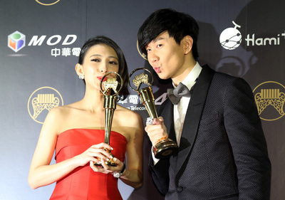 第25屆金曲獎28日晚間在台北小巨蛋舉行頒獎典禮，最佳國語男女歌手獎，分別由林俊傑、戴佩妮奪得。圖：中央社   