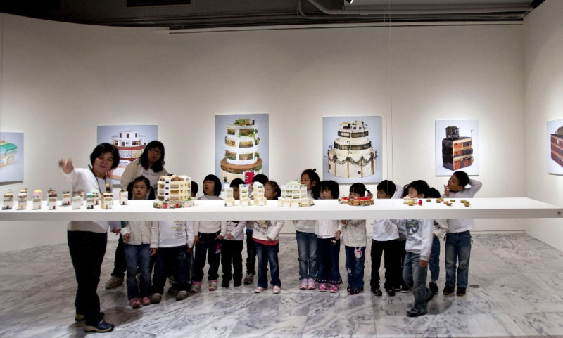 老師為孩童導覽講解《2011臺北美術獎》林玉婷作品。圖片來源：北美館提供   