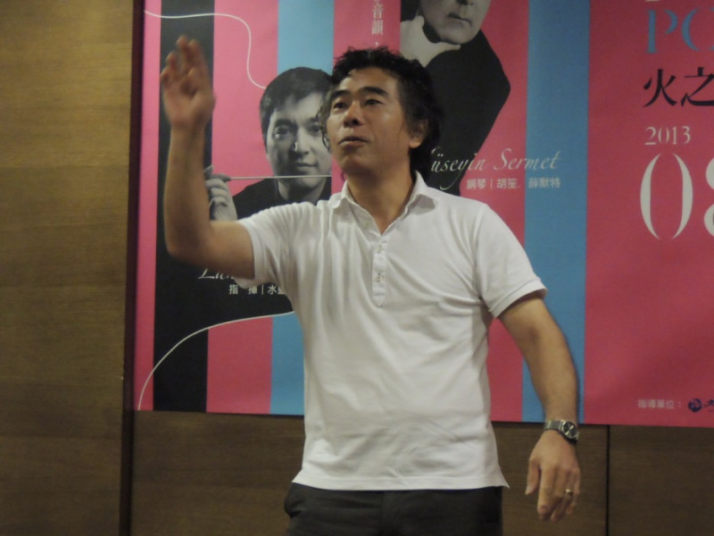 國立台灣交響樂團今（16）日舉行2013/14年樂季宣告記者會。會中，日本指揮家梶間聡夫，現場示範指揮技巧，說明指揮只是在反應樂曲的節奏、氣氛。圖：林怡嫺/攝   