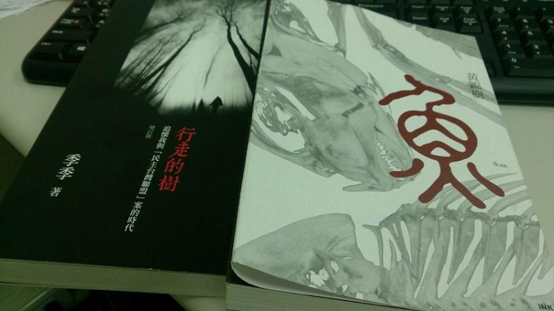 黃錦樹短篇小書集《魚》與季季散文集《行走的樹》。圖：張揚/攝   
