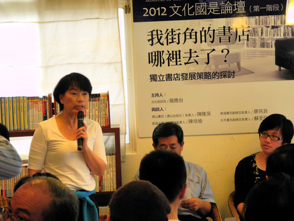 文化部今（5）日於永和小小書店舉行2012文化國是論壇，文化部長龍應台到場主持，與各書店業者會談。圖：劉芮菁/攝   