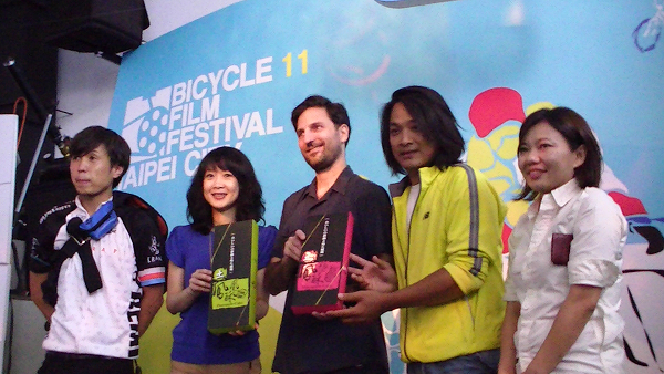 紀念BFF首度騎入台北，北市觀光局長趙心屏（左二），將台灣名產鳳梨酥送予BFF創辦人Brendt Barbur（中），喜愛單車的藝人東明相（右二）也特地前來參與盛會。圖片來源：張榮哲/攝   